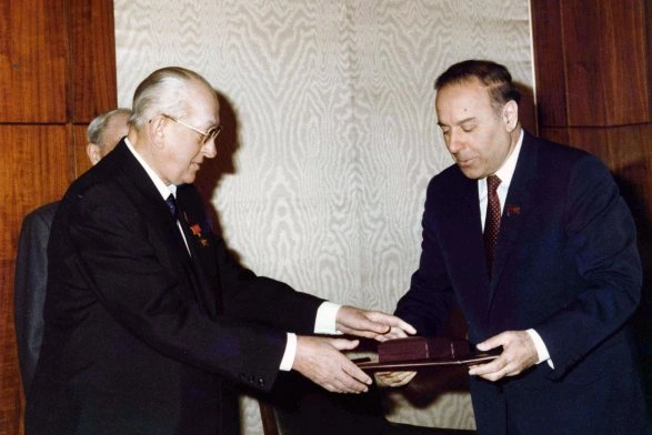 “Brejnev və Andropov Heydər Əliyevi SSRİ-nin Baş naziri təyin etmək istəyirdi” “Brejnev və Andropov Heydər Əliyevi SSRİ-nin Baş naziri təyin etmək istəyirdi”
