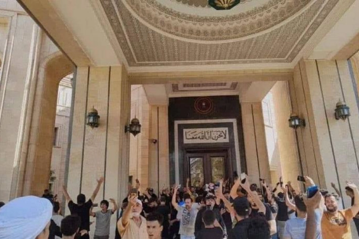 İraqda etirazçılar Respublika Sarayına soxuldular — FOTOLAR