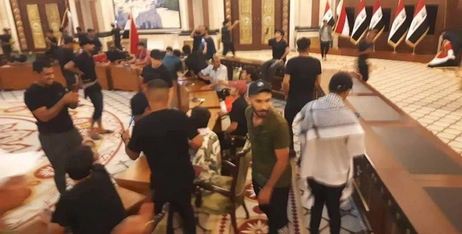 İraqda etirazçılar Respublika Sarayına soxuldular — FOTOLAR