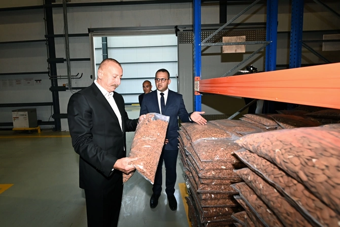 İlham Əliyev və Mehriban Əliyeva “Grand-Agro İnvitro” MMC-nin müəssisəsi ilə tanış oldu — FOTOLAR