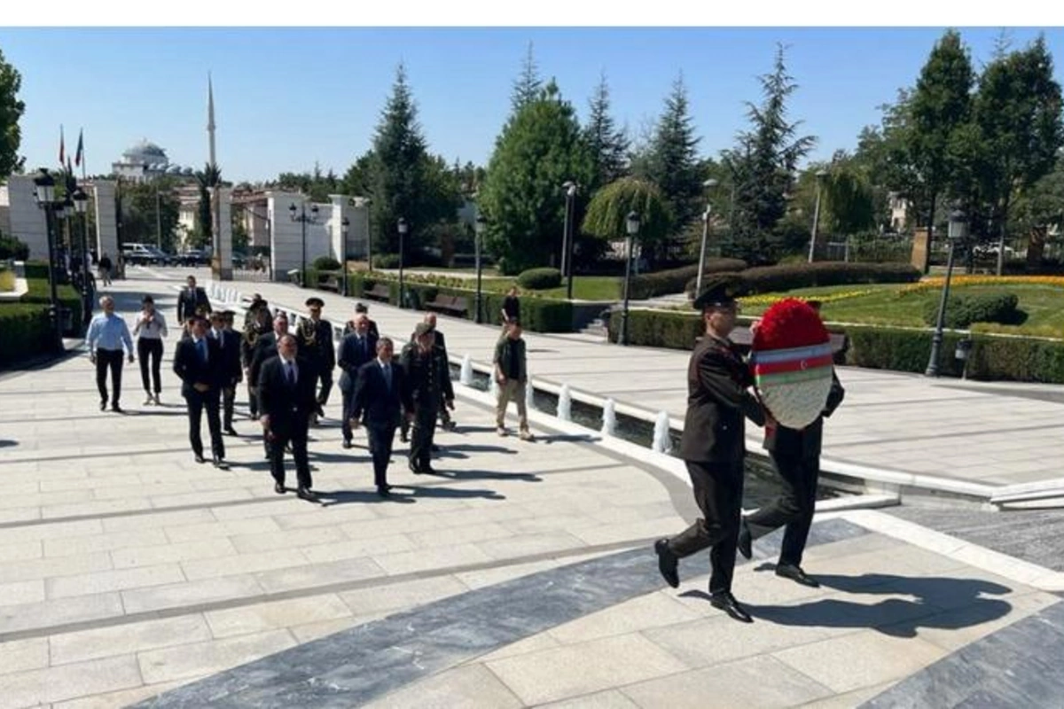 Müdafiə naziri Ankarada Heydər Əliyev Parkını ziyarət etdi