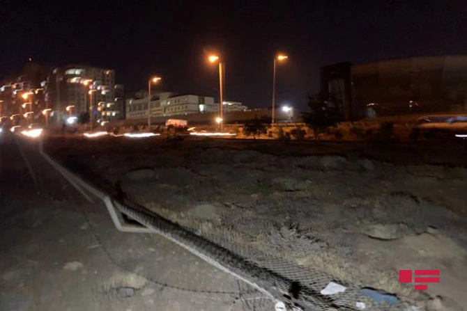 Bakıda avtomobil aşıb, ölən var— FOTO/YENİLƏNİB Bakıda avtomobil aşıb, ölən var— FOTO/YENİLƏNİB