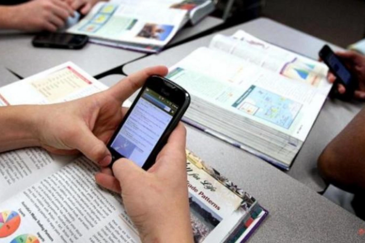 Məktəblərə mobil telefon aparmaq qadağan edildi