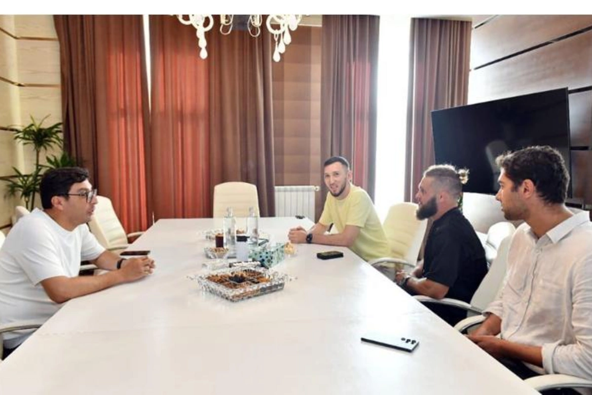 Fərid Qayıbov Azərbaycanın məşhur MMA döyüşçüsü ilə görüşüb