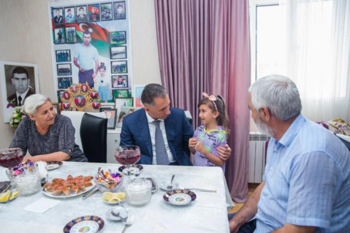 Nazir Qubada şəhid ailəsini ziyarət etdi