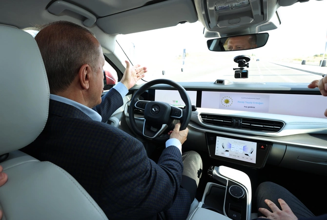 Ərdoğan Türkiyənin milli avtomobilini sürdü — FOTOLAR Ərdoğan Türkiyənin milli avtomobilini sürdü — FOTOLAR