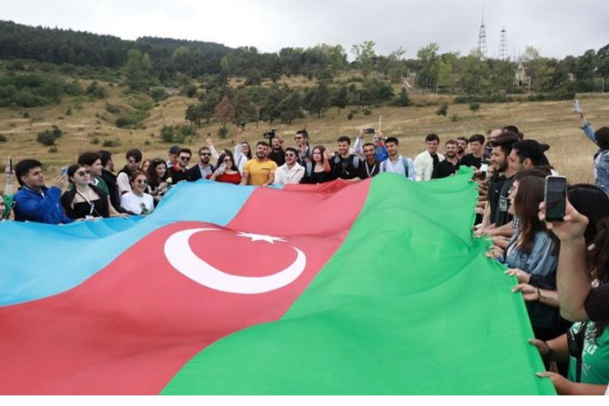 Diaspor gəncləri Cıdır düzündə bayrağımızı dalğalandırdı