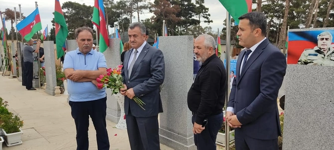 Abdin Fərzəliyev şəhidlərin məzarını ziyarət etdi — FOTOLAR