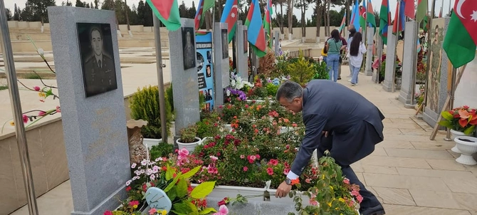 Abdin Fərzəliyev şəhidlərin məzarını ziyarət etdi — FOTOLAR