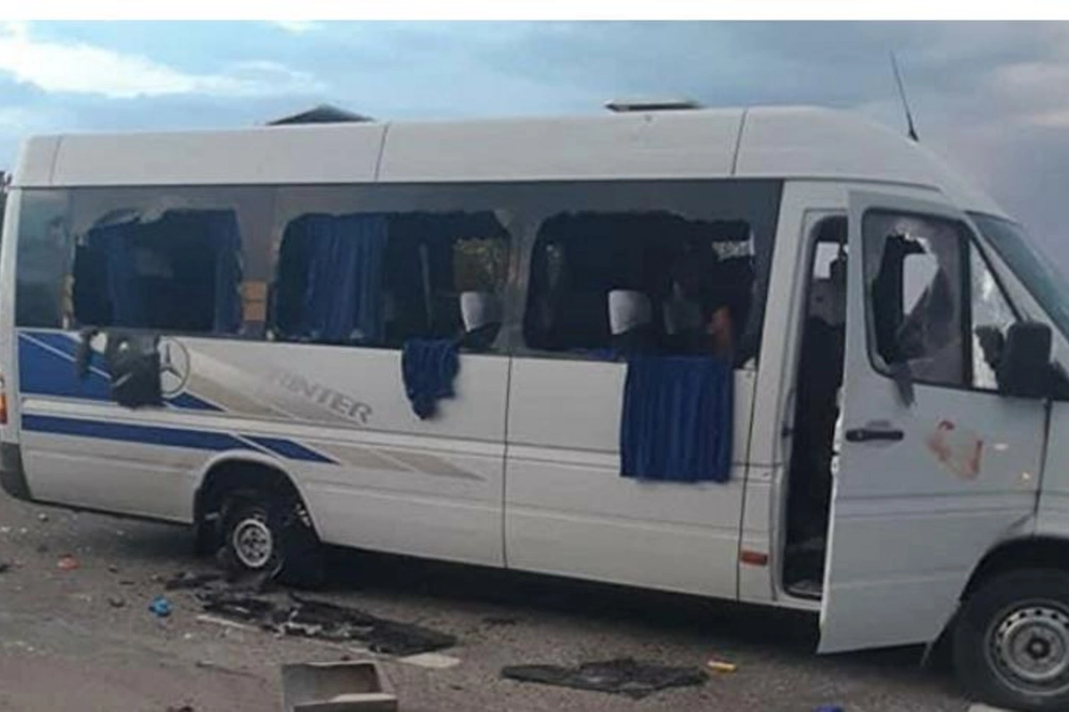 Şəkidə mikroavtobus və yük avtomobili toqquşdu — Yaralılar var