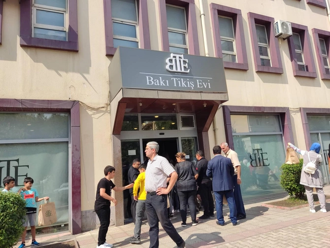 Bakı Tikiş Evində İZDİHAM — FOTO/VİDEO Bakı Tikiş Evində İZDİHAM — FOTO/VİDEO
