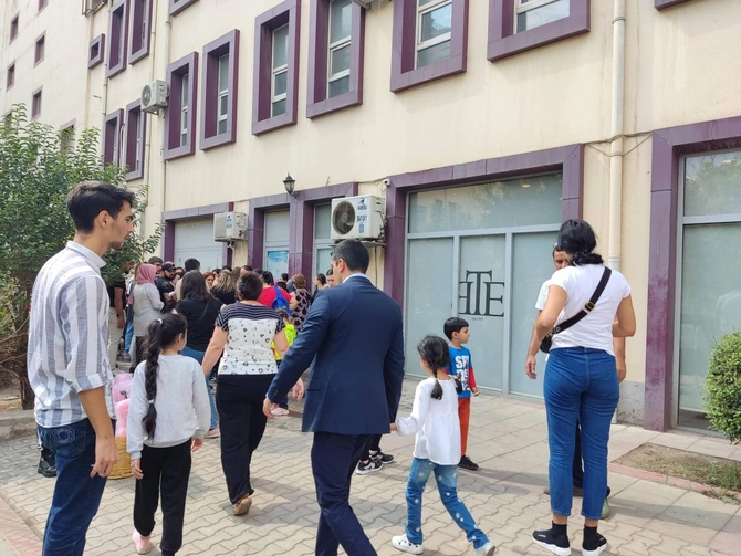 Bakı Tikiş Evində İZDİHAM — FOTO/VİDEO Bakı Tikiş Evində İZDİHAM — FOTO/VİDEO