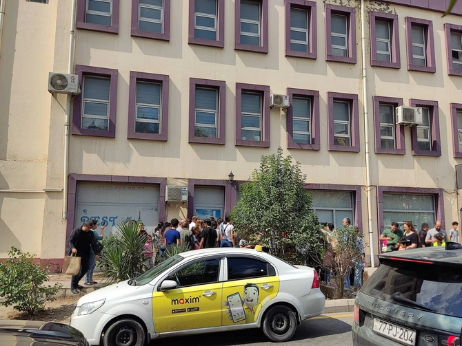 Bakı Tikiş Evində İZDİHAM — FOTO/VİDEO Bakı Tikiş Evində İZDİHAM — FOTO/VİDEO