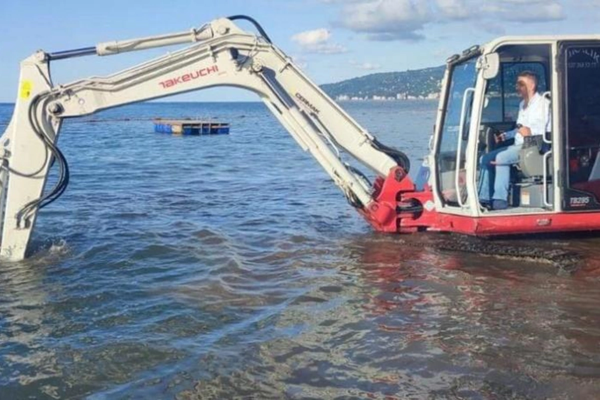 Ərəb turist dənizdə itirdiyi boyunbağının axtarışı üçün ekskavator kirayələdi — FOTO