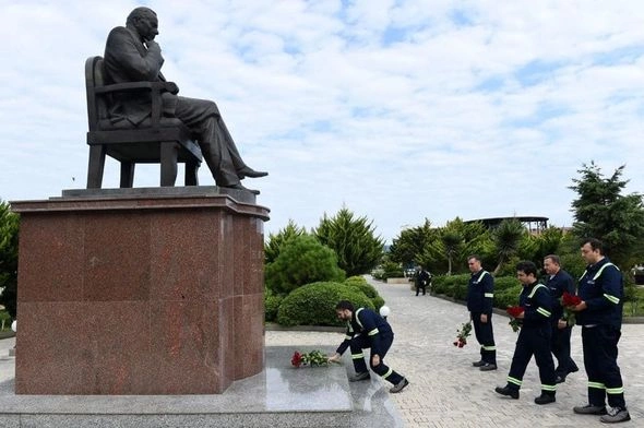 SOCAR prezidentinin rəhbərliyi ilə nümayəndə heyəti “Neft Daşları”nda — FOTOLAR