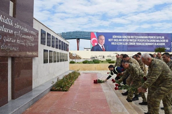 SOCAR prezidentinin rəhbərliyi ilə nümayəndə heyəti “Neft Daşları”nda — FOTOLAR