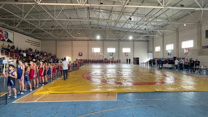 Yaşar Cavadovun xatirəsinə həsr olunmuş güləş üzrə açıq rayon birinciliyi keçirildi — FOTOLAR