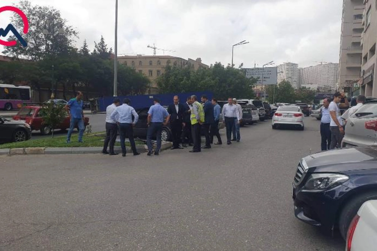 Tbilisi prospektində reklam lövhəsi maşınların üstünə aşdı — FOTO