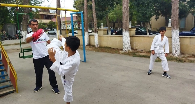 Karate hamı üçün devizi altında kütləvi tədbir keçirildi — FOTOLAR