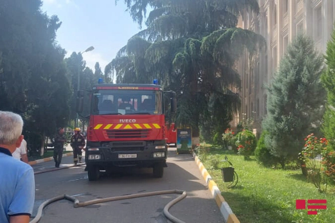 Universitetin kitabxanasında başlayan yanğın söndürüldü — FOTOLAR+YENİLƏNİB Universitetin kitabxanasında başlayan yanğın söndürüldü — FOTOLAR+YENİLƏNİB