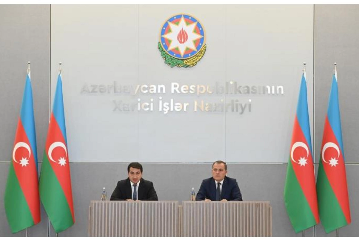Ceyhun Bayramov və Hikmət Hacıyev diplomatik korpus üçün brifinq keçirib
