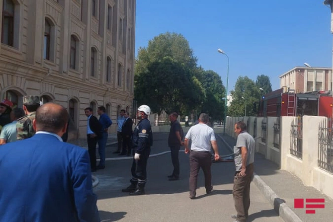 Universitetin kitabxanasında başlayan yanğın söndürüldü — FOTOLAR+YENİLƏNİB Universitetin kitabxanasında başlayan yanğın söndürüldü — FOTOLAR+YENİLƏNİB
