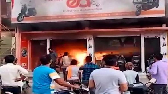 Hindistanda çoxmərtəbəli binada güclü yanğın: Çox sayda ölən var — FOTO