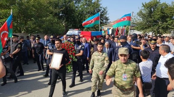 19 yaşlı şəhidimiz Bülbülədə dəfn olundu — FOTO/VİDEO 19 yaşlı şəhidimiz Bülbülədə dəfn olundu — FOTO/VİDEO