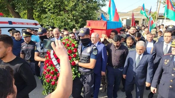 19 yaşlı şəhidimiz Bülbülədə dəfn olundu — FOTO/VİDEO 19 yaşlı şəhidimiz Bülbülədə dəfn olundu — FOTO/VİDEO