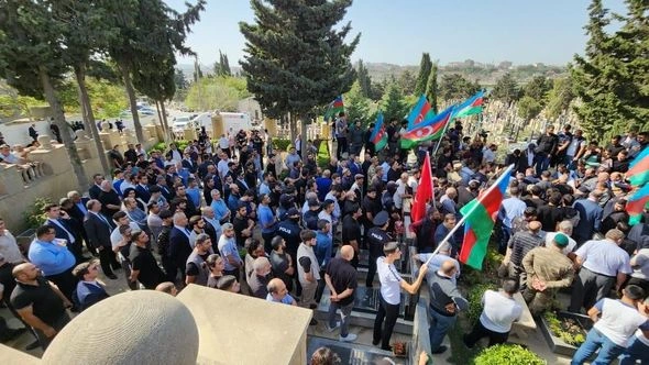 19 yaşlı şəhidimiz Bülbülədə dəfn olundu — FOTO/VİDEO 19 yaşlı şəhidimiz Bülbülədə dəfn olundu — FOTO/VİDEO