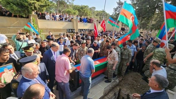19 yaşlı şəhidimiz Bülbülədə dəfn olundu — FOTO/VİDEO 19 yaşlı şəhidimiz Bülbülədə dəfn olundu — FOTO/VİDEO