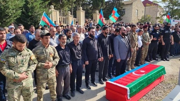 19 yaşlı şəhidimiz Bülbülədə dəfn olundu — FOTO/VİDEO 19 yaşlı şəhidimiz Bülbülədə dəfn olundu — FOTO/VİDEO