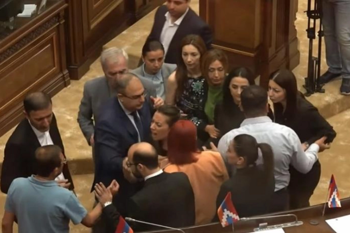 Ermənistan parlamentində dava: Paşinyanı yox, ölkənizi müdafiə edin — VİDEO