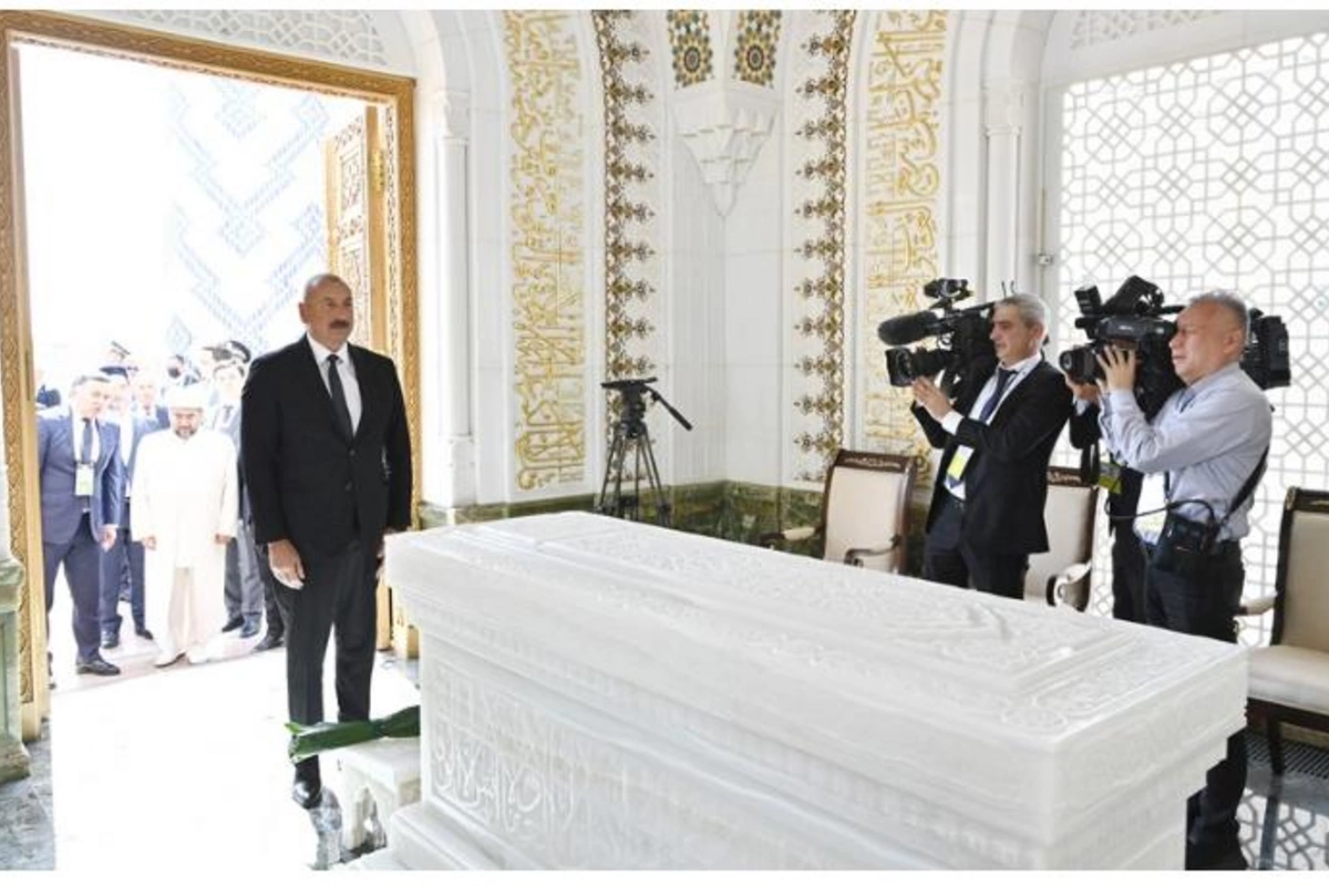 İlham Əliyev Özbəkistanın birinci Prezidenti İslam Kərimovun məqbərəsini ziyarət edib — FOTO