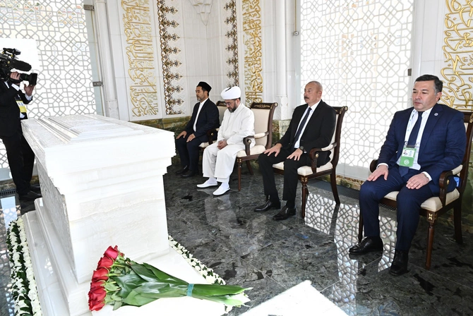 İlham Əliyev Özbəkistanın birinci Prezidenti İslam Kərimovun məqbərəsini ziyarət edib — FOTO
