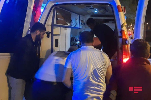 Bakıda gənc üçüncü mərtəbədən yıxılaraq komaya düşüb — FOTO Bakıda gənc üçüncü mərtəbədən yıxılaraq komaya düşüb — FOTO