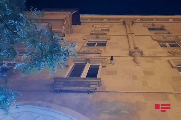 Bakıda gənc üçüncü mərtəbədən yıxılaraq komaya düşüb — FOTO Bakıda gənc üçüncü mərtəbədən yıxılaraq komaya düşüb — FOTO