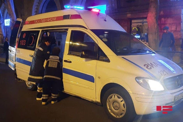 Bakıda gənc üçüncü mərtəbədən yıxılaraq komaya düşüb — FOTO Bakıda gənc üçüncü mərtəbədən yıxılaraq komaya düşüb — FOTO