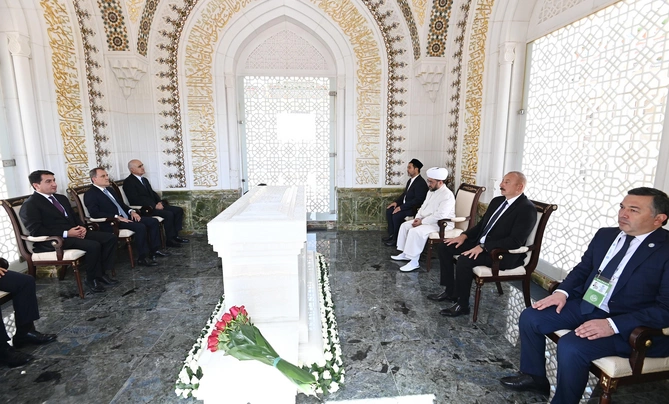 İlham Əliyev Özbəkistanın birinci Prezidenti İslam Kərimovun məqbərəsini ziyarət edib — FOTO