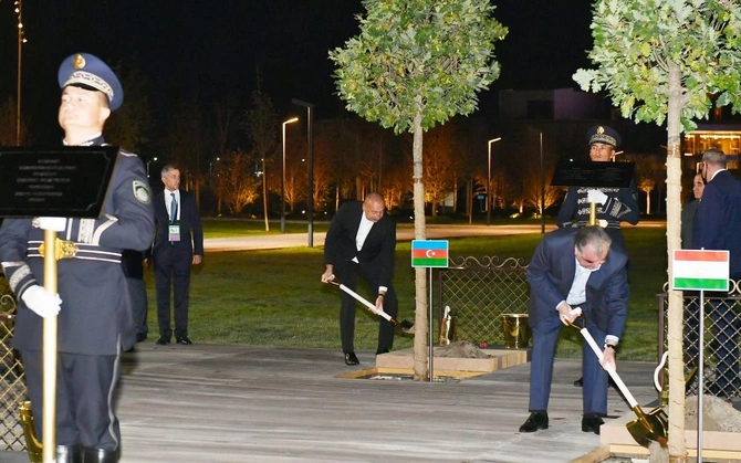 Dövlət başçıları Səmərqənddə ağac əkdilər — FOTO Dövlət başçıları Səmərqənddə ağac əkdilər — FOTO