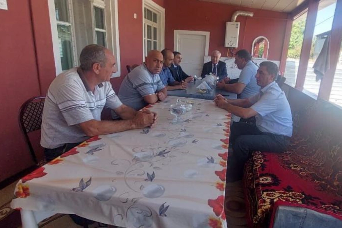 İcra başçısı yaralı hərbçilərin ailələrinə baş çəkdi — FOTOLAR