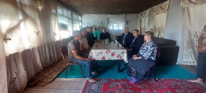 İcra başçısı yaralı hərbçilərin ailələrinə baş çəkdi — FOTOLAR