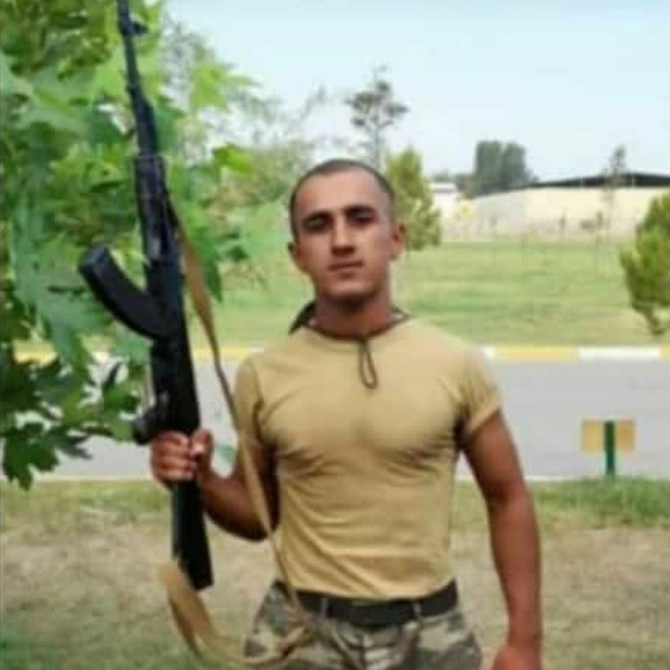 Həlak olan əsgərə şəhid statusu veriləcək — YENİLƏNİB (FOTO) Həlak olan əsgərə şəhid statusu veriləcək — YENİLƏNİB (FOTO)