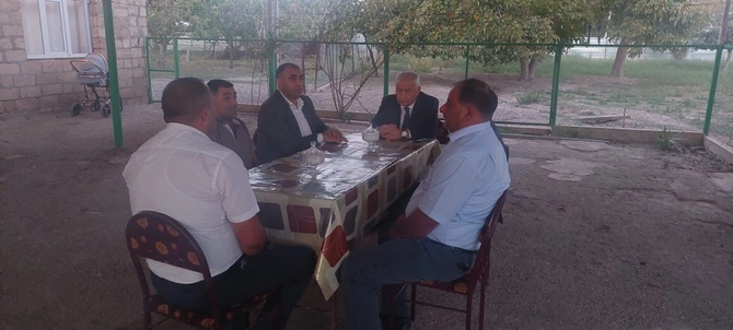 İcra başçısı yaralı hərbçilərin ailələrinə baş çəkdi — FOTOLAR