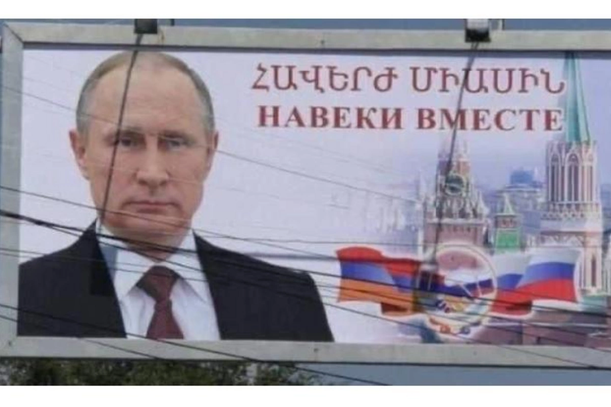 Putinin plakatı İrəvanın hava limanından götürüldü — FOTO