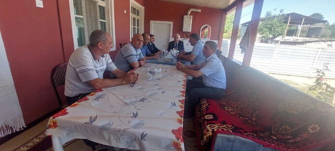 İcra başçısı yaralı hərbçilərin ailələrinə baş çəkdi — FOTOLAR