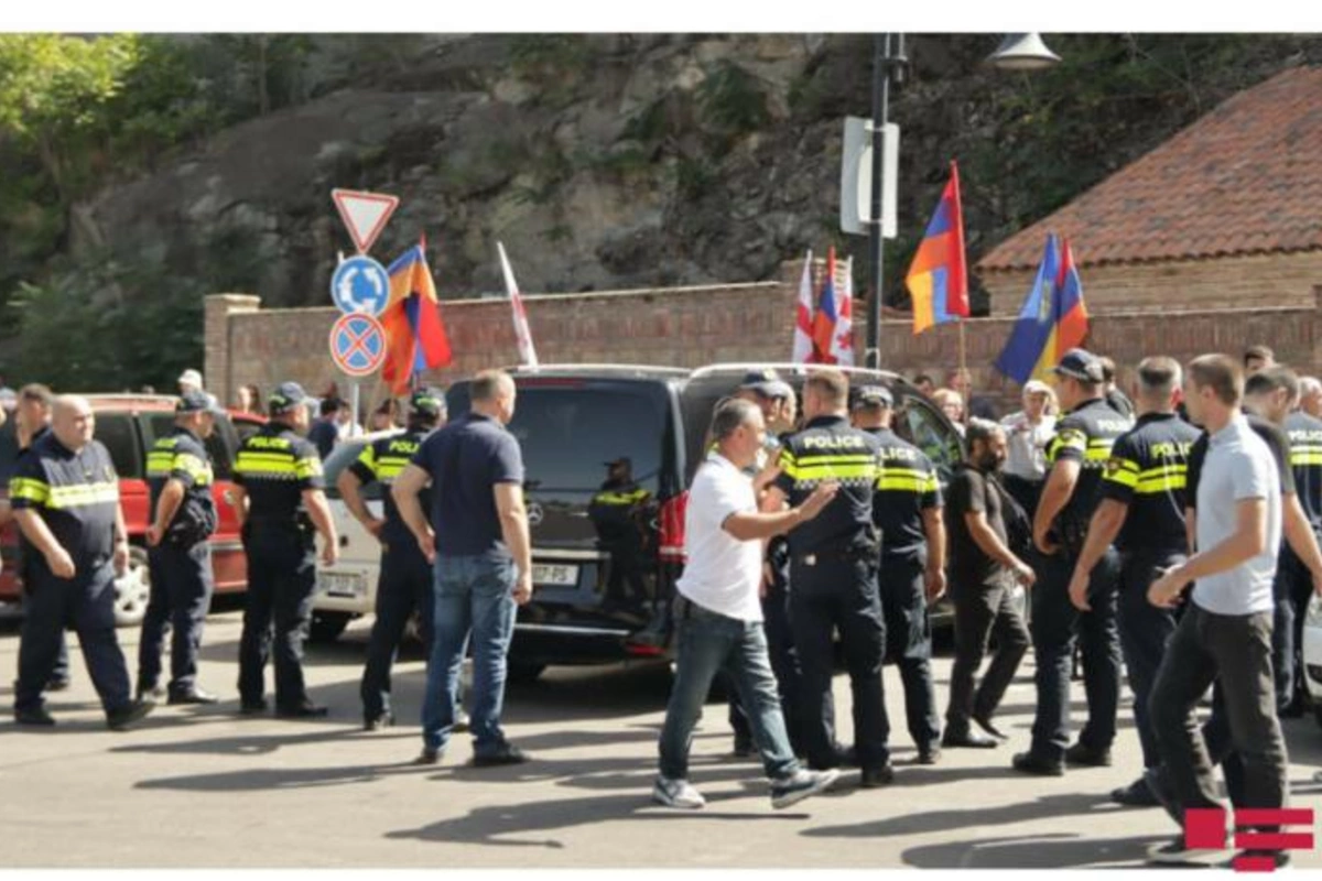 Tbilisidə ermənilərin təxribat cəhdi baş tutmayıb, polislə insident yaşanıb — YENİLƏNİB (FOTOLAR)