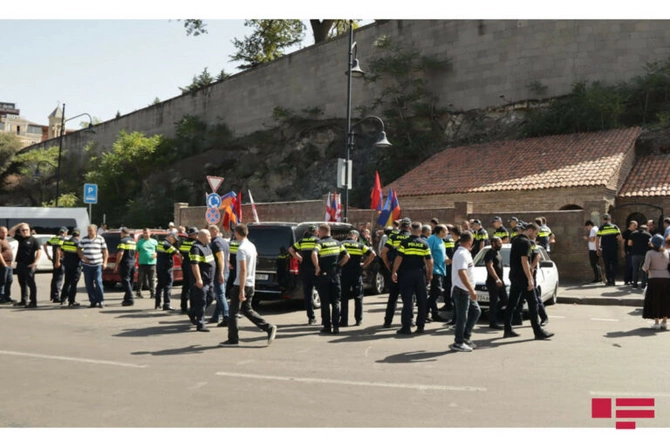 Tbilisidə ermənilərin təxribat cəhdi baş tutmayıb, polislə insident yaşanıb — YENİLƏNİB (FOTOLAR)