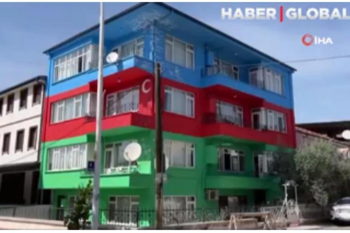 Bursadakı evini Azərbaycan bayrağının rəngləri ilə boyadı — VİDEO