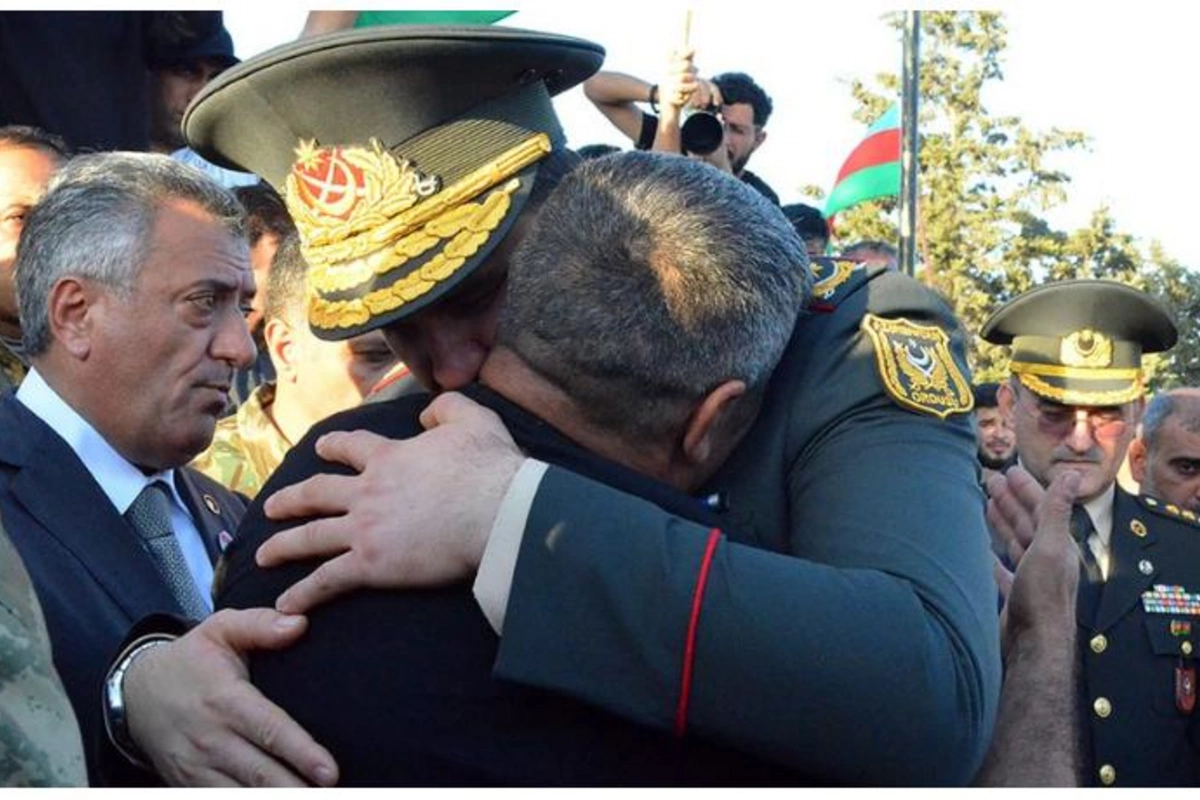 Müdafiə Nazirliyinin rəhbər heyəti şəhidlərin dəfn və yas mərasimlərində — FOTOLAR